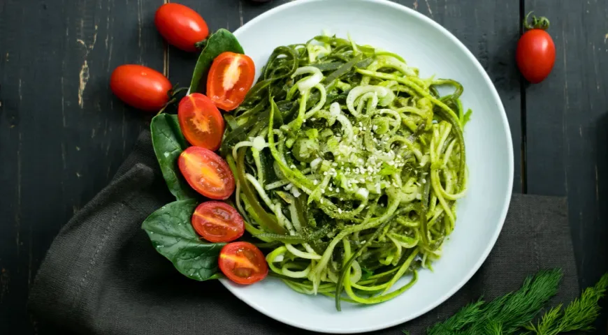 Зелёная тарелка с кабачком и соусом песто — макароны со шпинатом и томатами черри