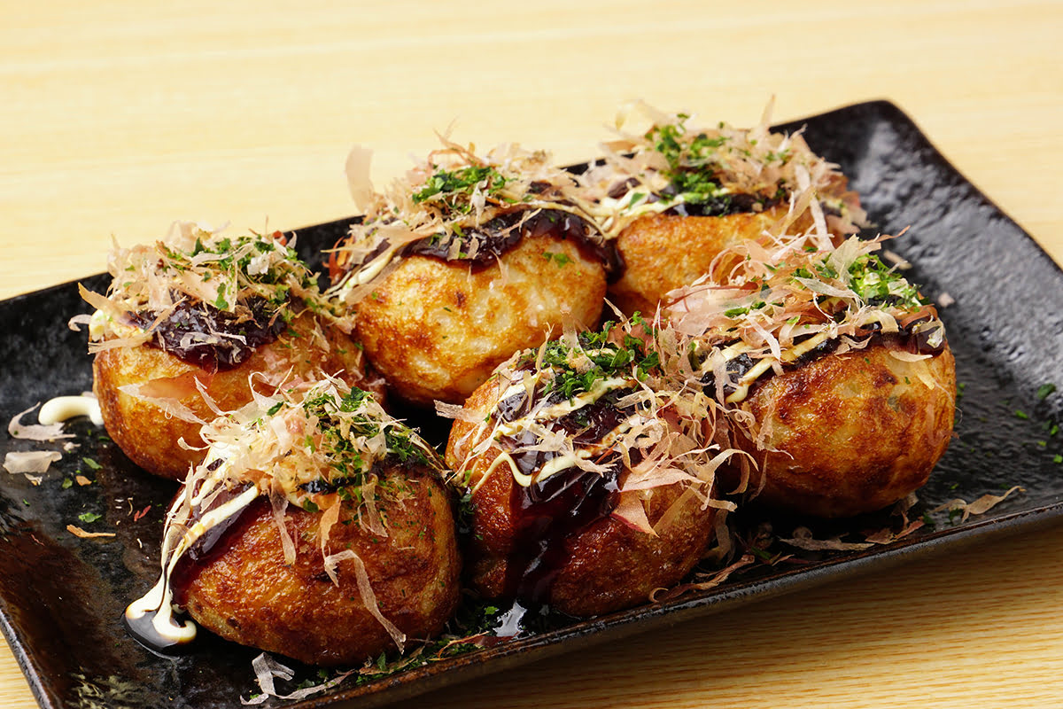 Такояки — шарики из теста с кусочками осьминога, подаются с соусом и хлопьями бонито