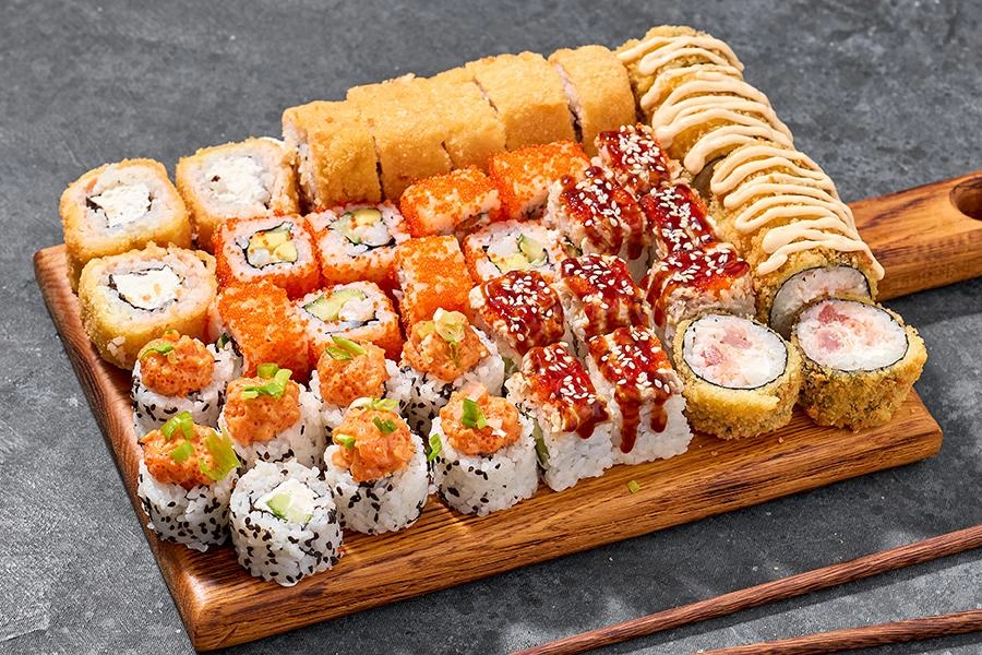 Калифорния ассорти — 32 ролла с крабом, креветкой и лососем, заказать роллы на дом в Курске